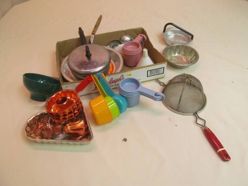 lot 16 image: kitchen tools