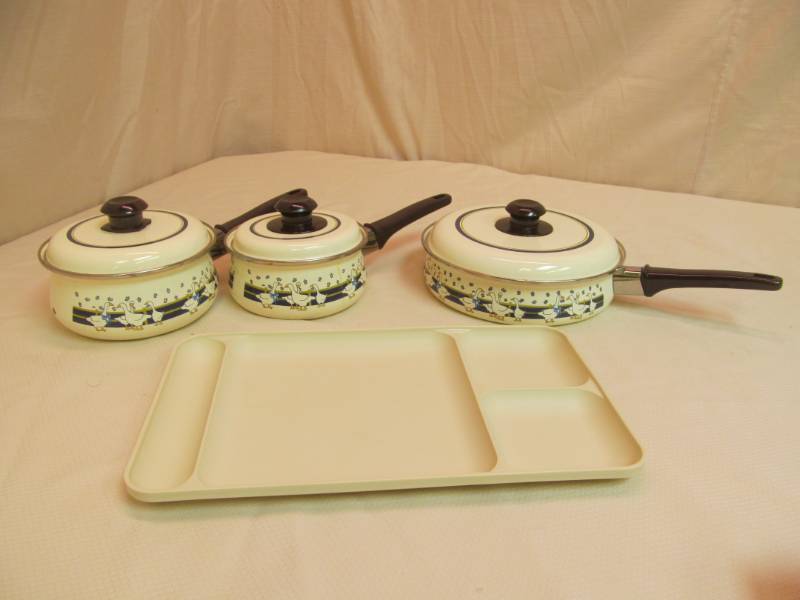 lot 18 image: kitchen ware