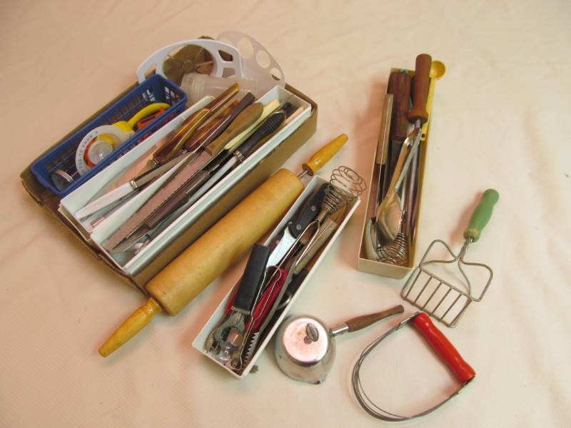 lot 20 image: kitchen utensils