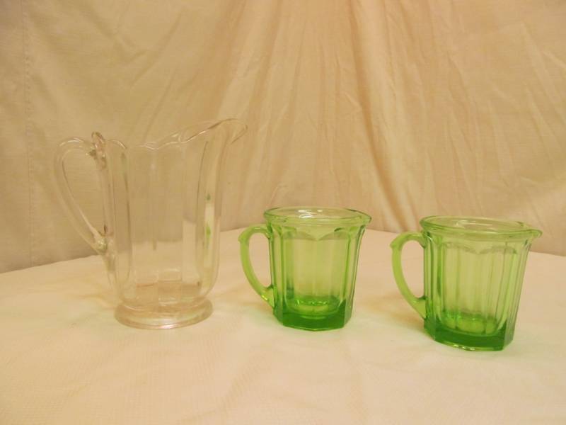 lot 23 image: vintage glassware