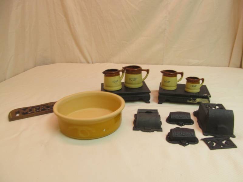 lot 27 image: kitchen dcor