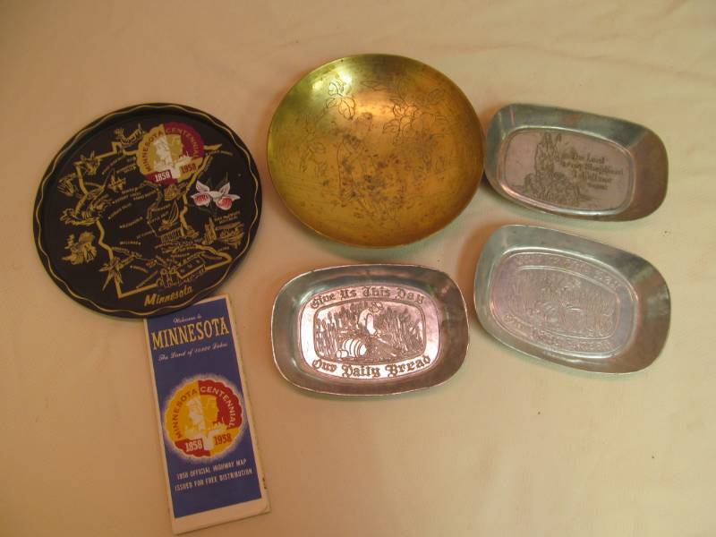 lot 28 image: vintage map and trays