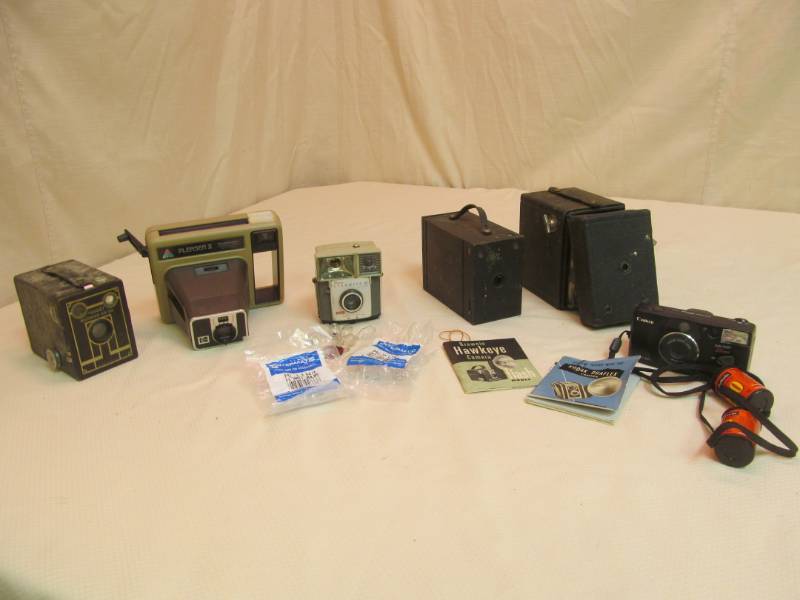 lot 34 image: vintage cameras