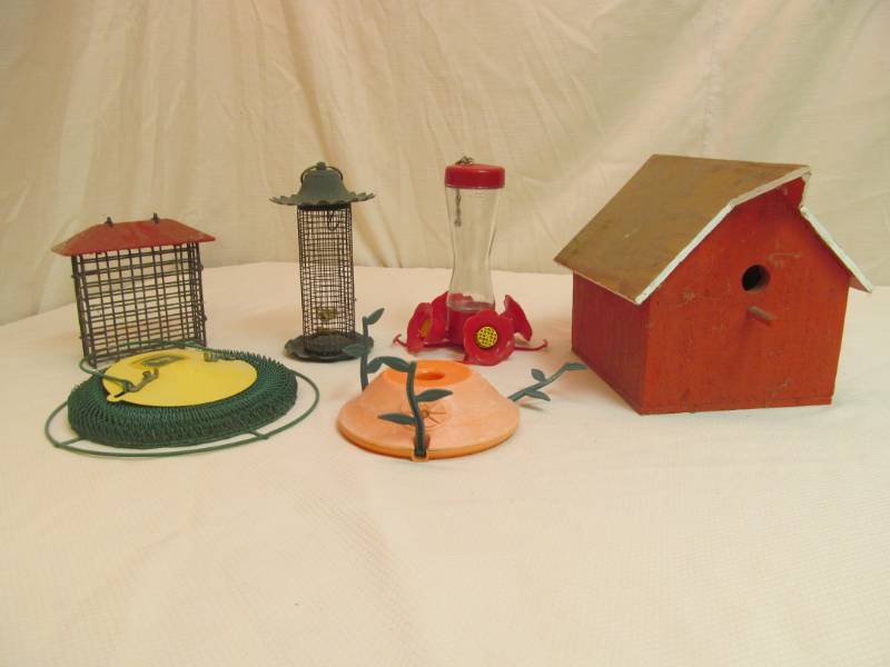 lot 40 image: bird feeders
