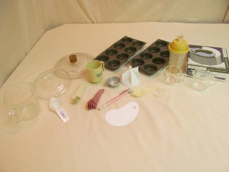 lot 49 image: kitchen items