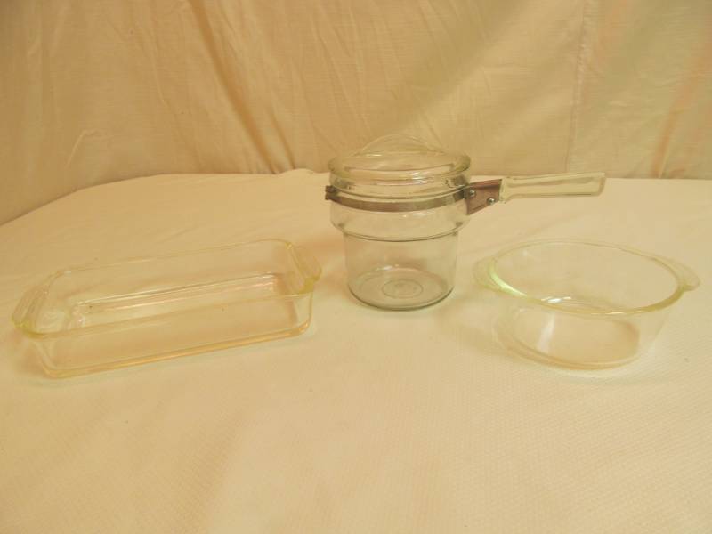 lot 55 image: Pyrex dishes