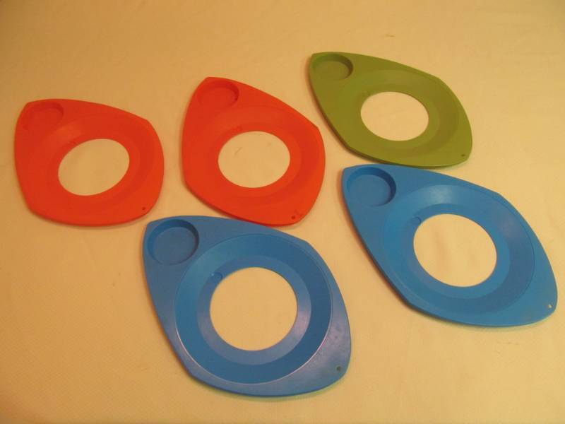 lot 82 image: picnic plate holders