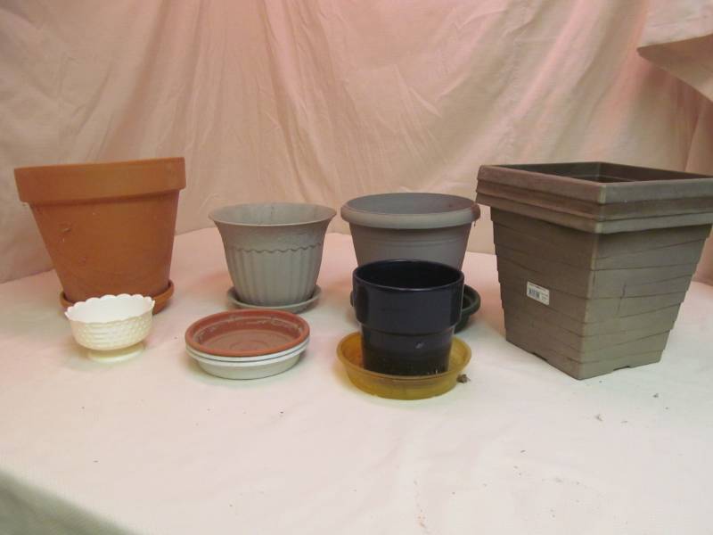lot 84 image: flower pots