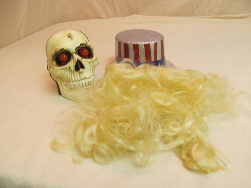 lot 124 image: Halloween dcor