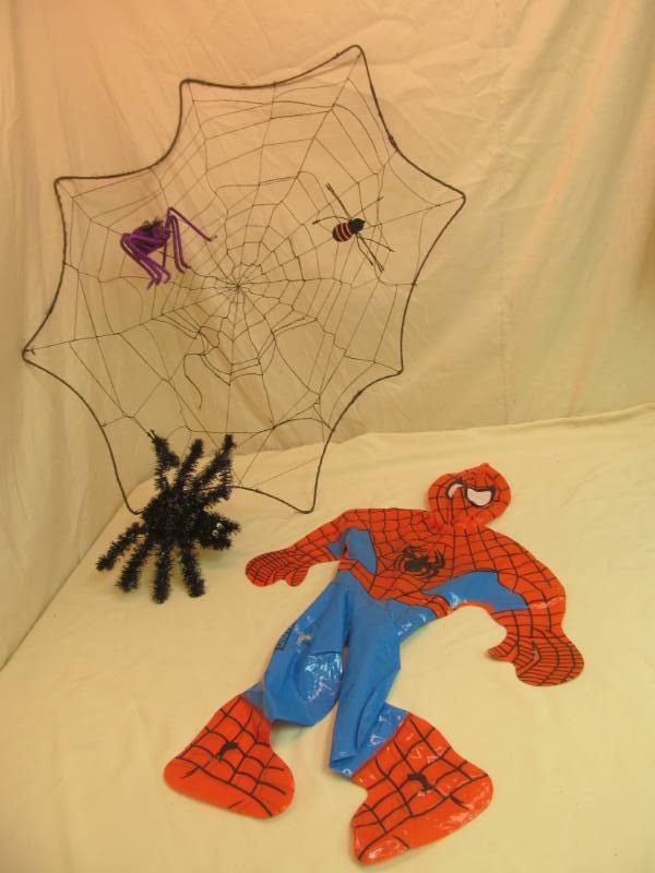 lot 128 image: Halloween dcor