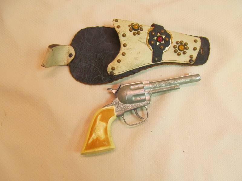 lot 172 image: toy gun