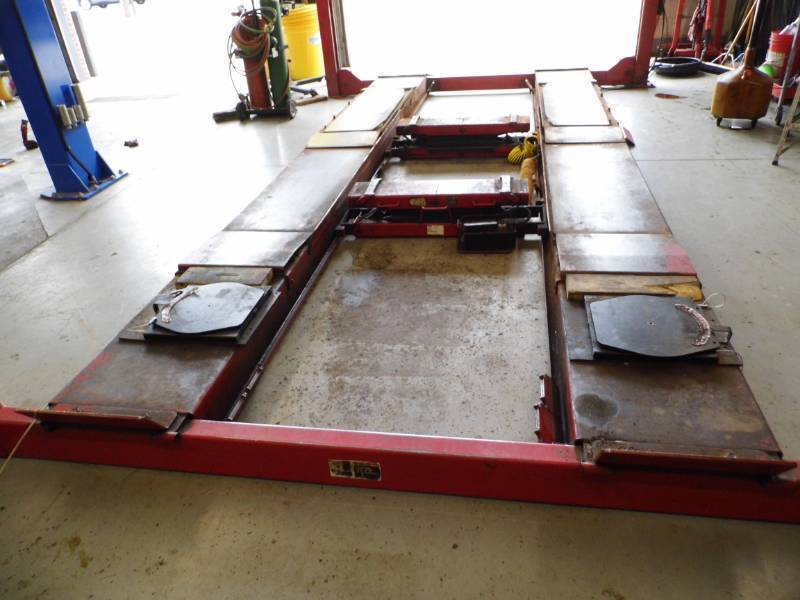 Automotive Shop Vehicle Hoist with Controls