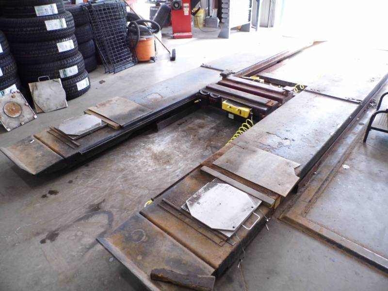 Automotive Shop Vehicle Hoist with Controls
