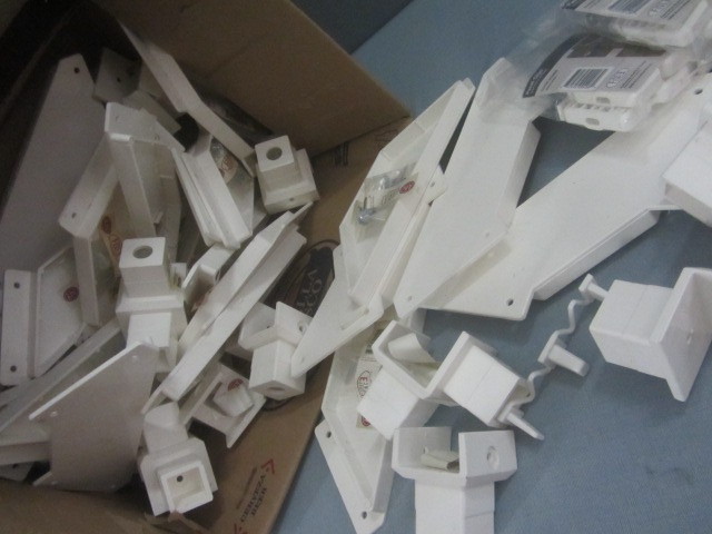 lot 41 image: Vinyl Fence Parts
