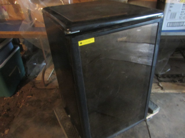 lot 28 image: Haier Beverage Cooler