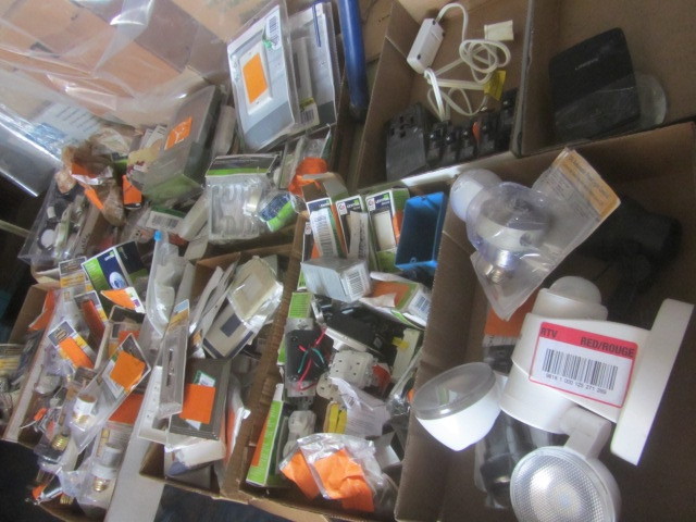 lot 16 image: Electrical, Lighting