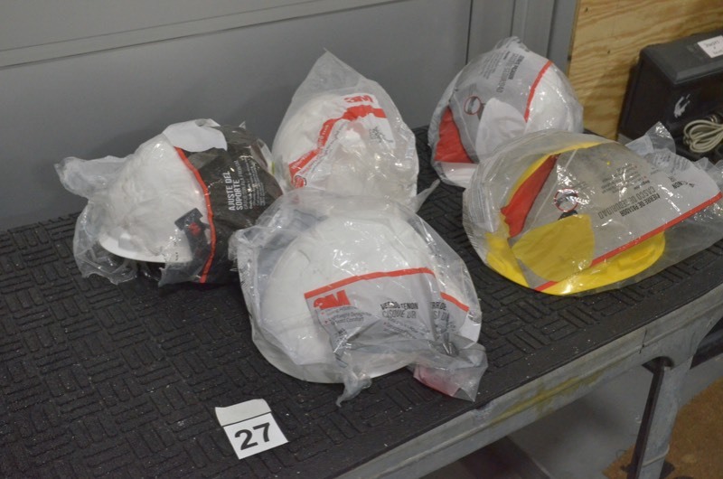 lot 27 image: 3M White Non-Vented Hard Hat with Pinlock Adjustment (lot of 5)