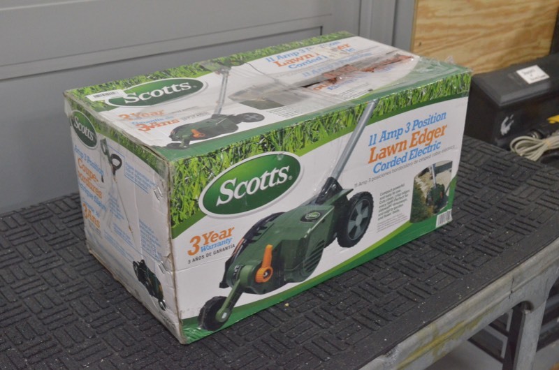 lot 31 image: SCOTTS 7.5 in. 11 Amp Electric Edger