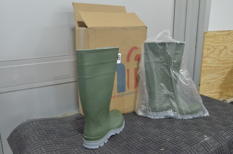 lot 106 image: HEARTLAND FOOTWEAR Industrial Rubber Boot- Unisex Size 8