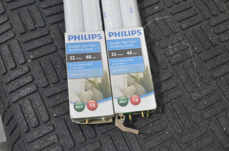 lot 124 image: PHILIPS 32-Watt 4 ft. Linear T8 ALTO Fluorescent Tube Light Bulb Daylight (Lot of 2)
