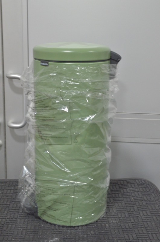 lot 140 image: BARBANITA 8 Gal. Green Step-On Trash Can (DamagedDented lid)