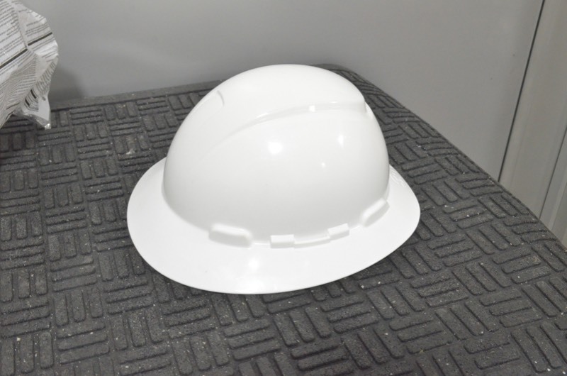 lot 200 image: 3M White Full-Brim Non-Vented Hard Hat with Ratchet Adjustment