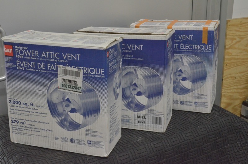 lot 278 image: Lot of 3 MASTER FLOW 1600 CFM Power Gable Mount Attic Fan