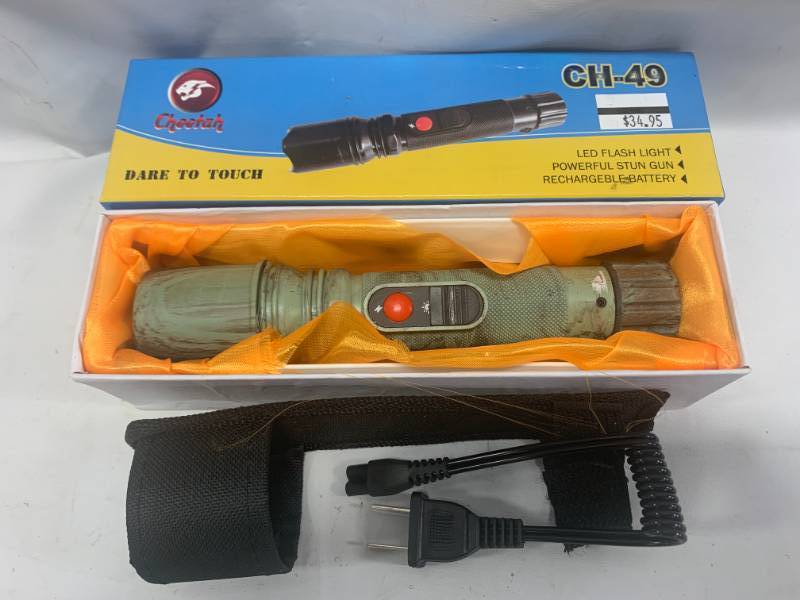 lot 2 image: New 300,000 Volt Stun Gun & Flashlight