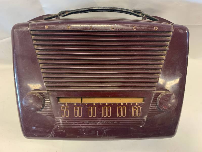 lot 3 image: Vintage Bakelite Art Deco 1940s Philco Transitone Radio