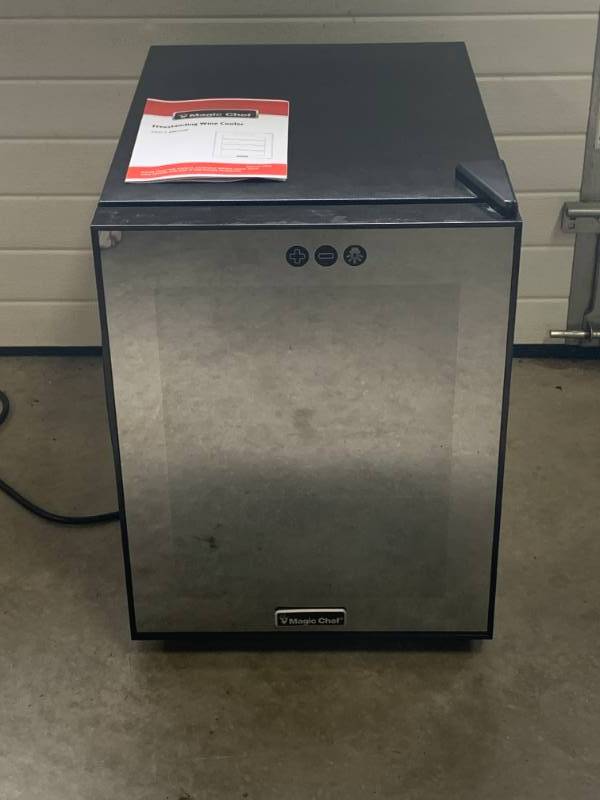 lot 22 image: 12 Bottle Wine Refrigerator