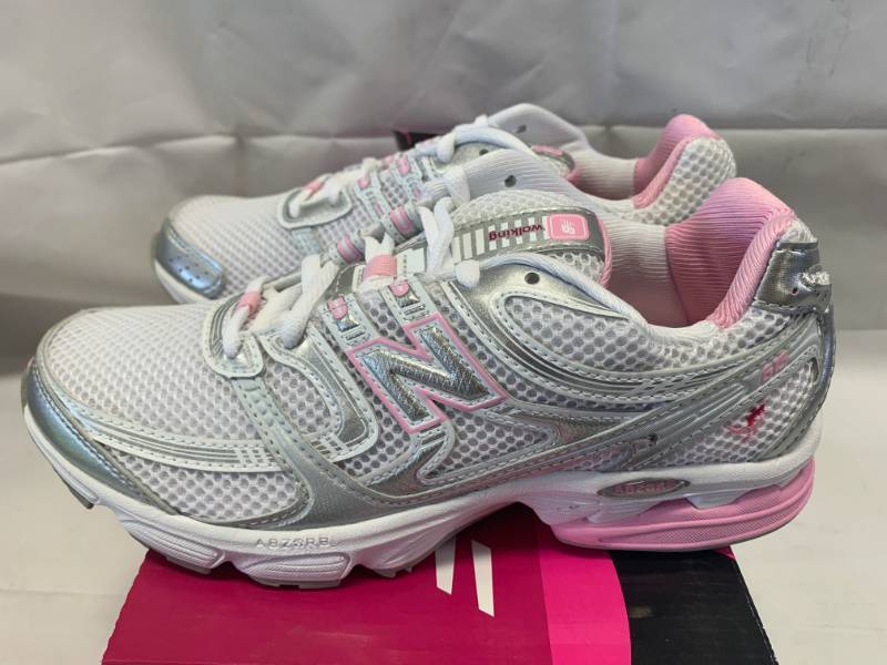 lot 67 image: New Womens Walking Shoes Size 6.5