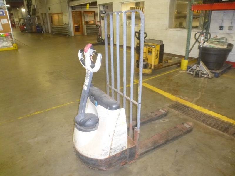 lot 9 image: 2005 Crown Electric Pallet Jack # 9589