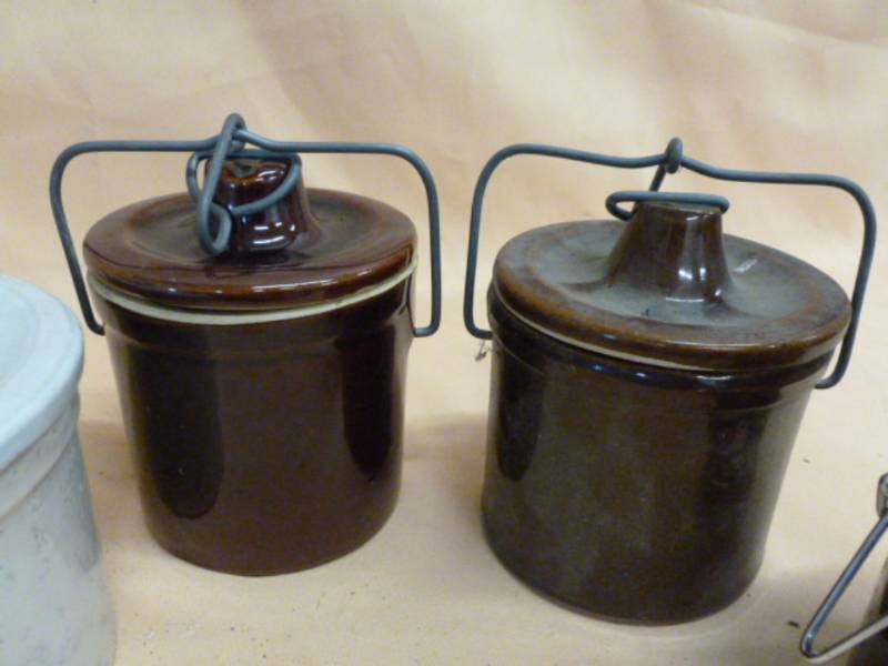 lot 22 image: Bail Lid Crock