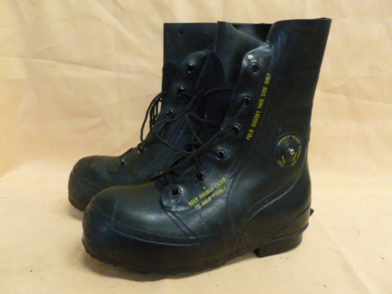 lot 28 image: Military Boots