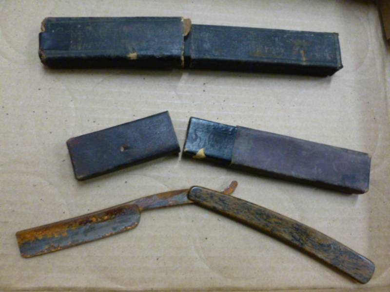 lot 48 image: Antique Razor