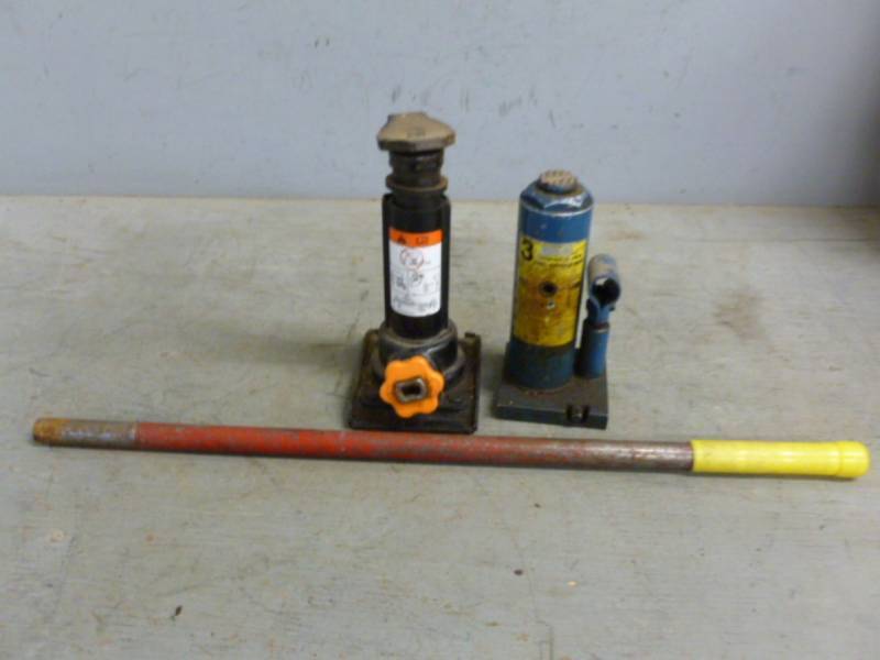 lot 67 image: Hydraulic Jacks