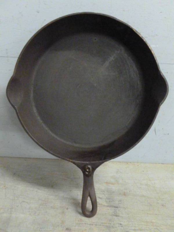 lot 74 image: Vintage Cast Iron Pan