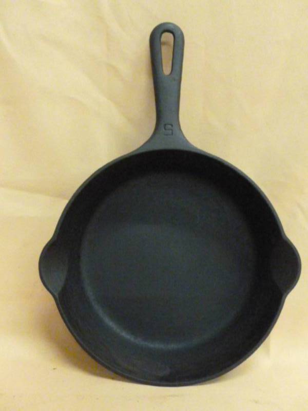 lot 76 image: Vintage Griswold Cast Iron Pan