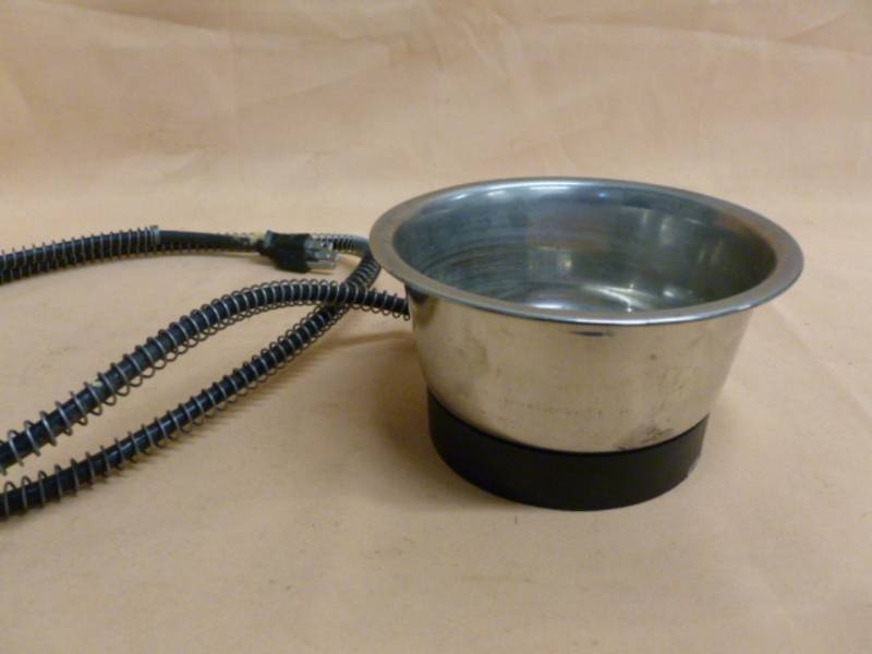 lot 85 image: Heated Dog Dish