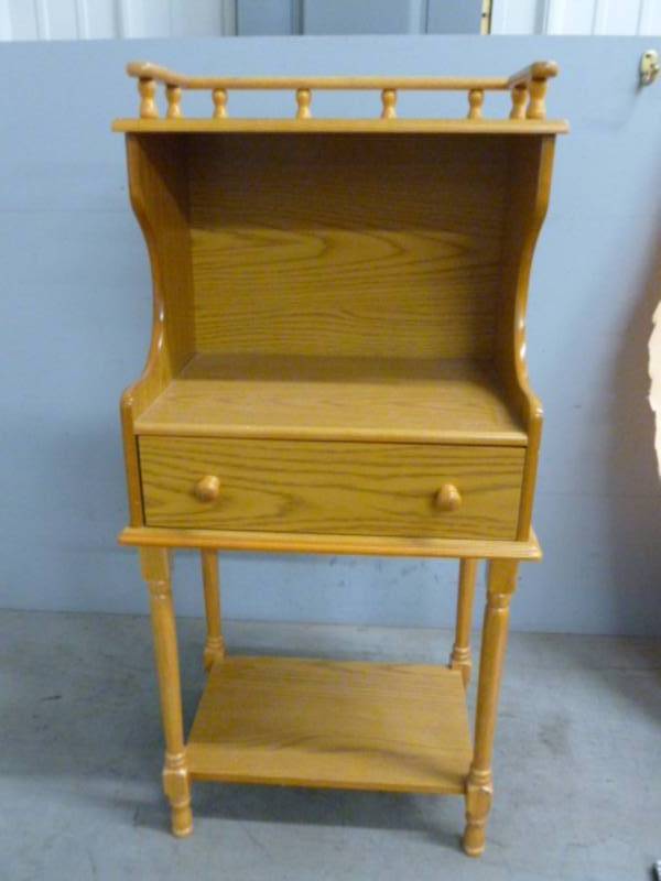 lot 101 image: End Table