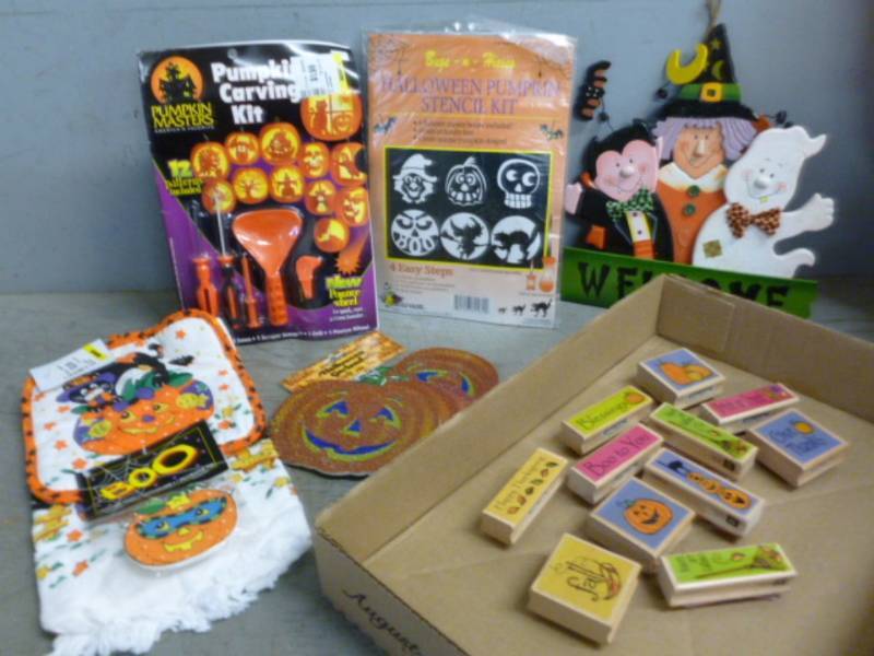 lot 107 image: New Halloween Decorations