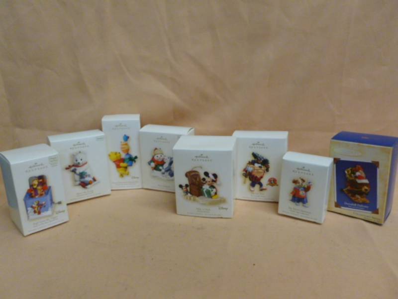 lot 119 image: Hallmark Ornaments