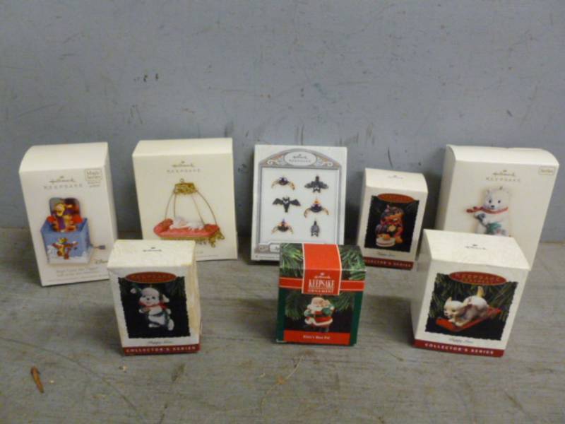 lot 120 image: Hallmark Ornaments