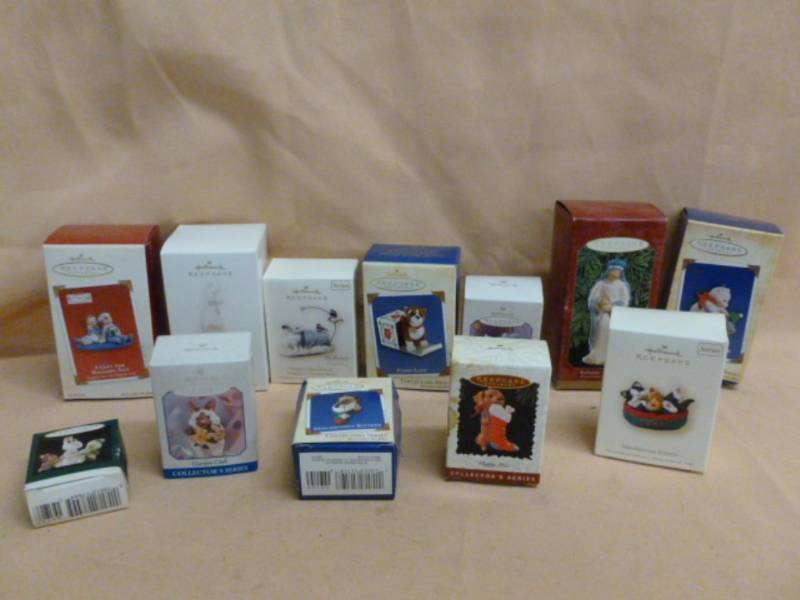 lot 121 image: Hallmark Ornaments