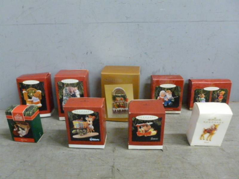lot 122 image: Hallmark Ornaments