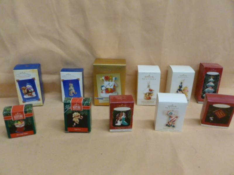 lot 123 image: Hallmark Ornaments