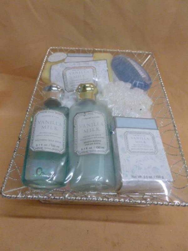 lot 136 image: New Bath Set