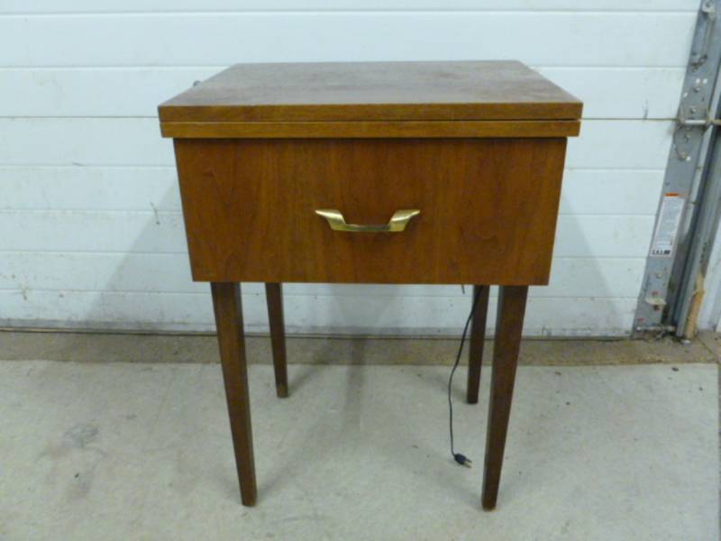 lot 192 image: Vintage Sewing Machine