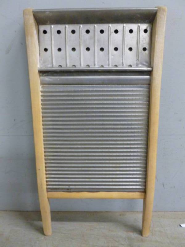 lot 198 image: Vintage Wash Board