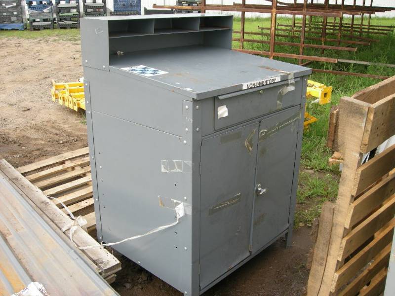 lot 5 image: Heavy Duty Shop Cabinet